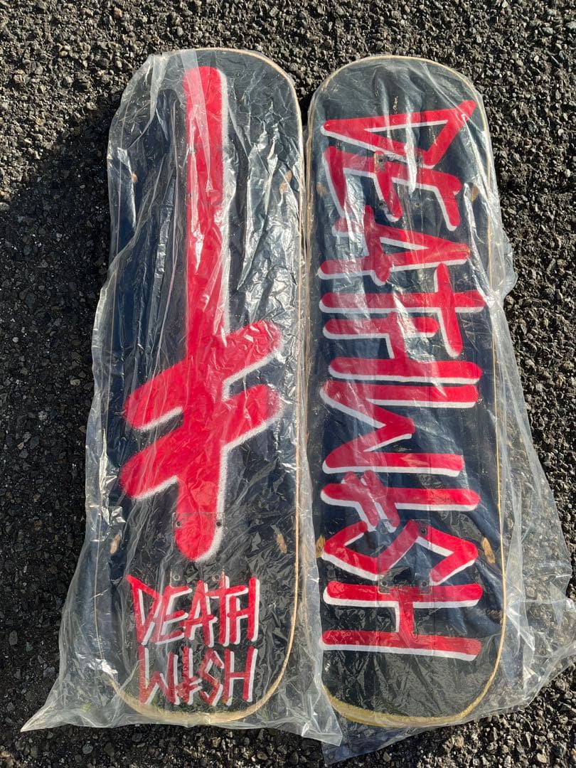 DEATH WISH 8.25x2 スケートボードデッキ ブラック/レッド