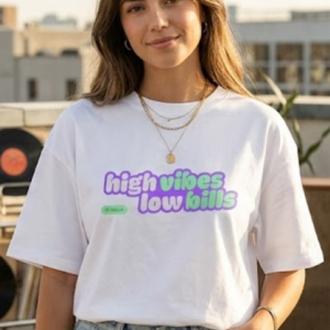 Maglietta "high vibes, low bills"